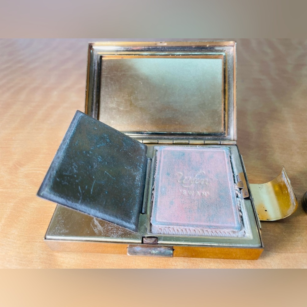 Vintage Japanese musical compact and lipstick holder - Picture 5 of 10